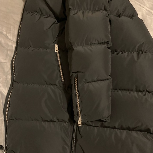 Ladies Medium fits comfortable size 6-8 US. Attached shearling vest and hood. - Picture 6 of 10